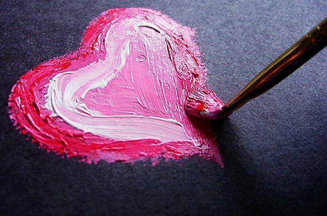 Coeur rose peint avec un pinceau symbolisant les émotions