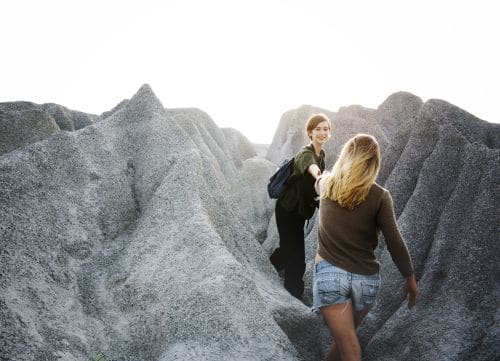 Young Women Travel Together Concept Accompagnement en coaching et formation